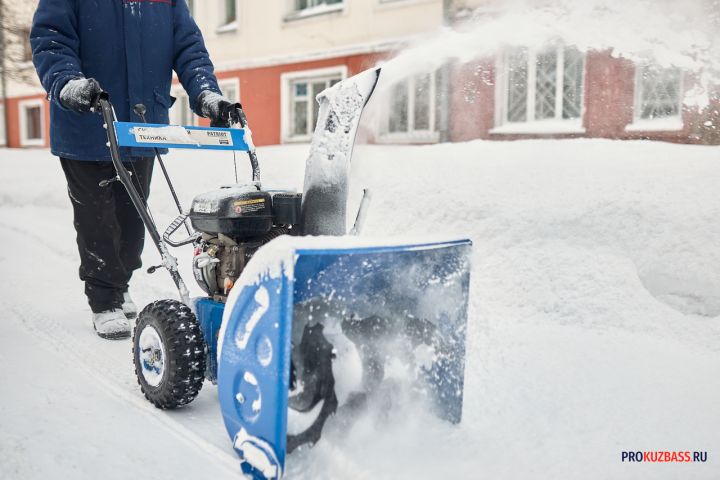 Губернатор Кузбасса призвал промышленные предприятия подключиться к уборке снега