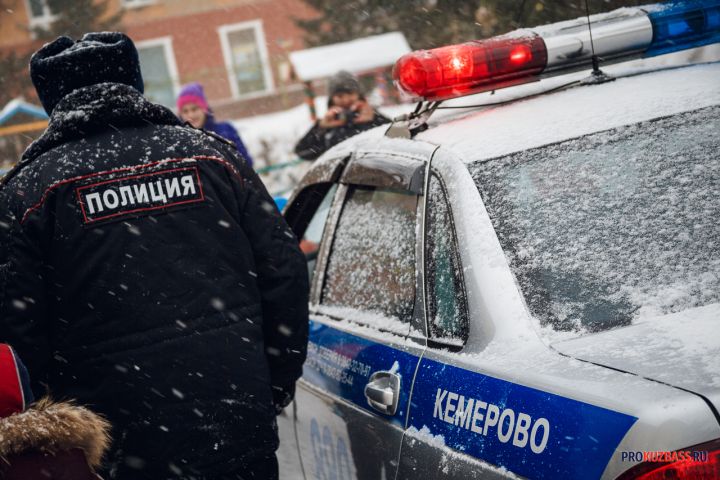 В 35-градусный мороз кемеровские автоинспекторы помогли пожилому водителю на трассе