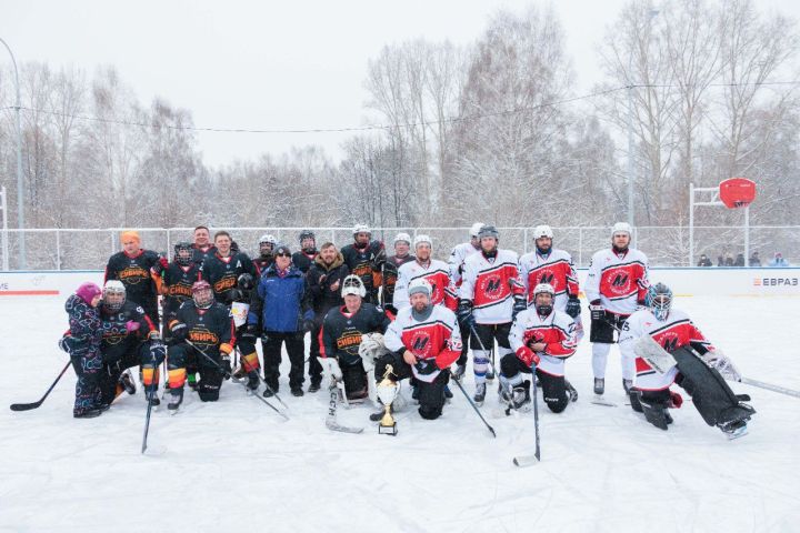 Новокузнецкие металлурги построили для земляков современную спортивную площадку