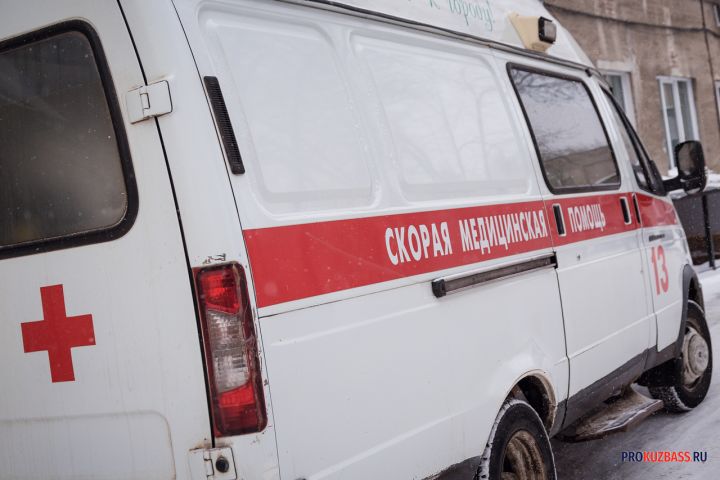 Кузбассовец воткнул в супругу нож