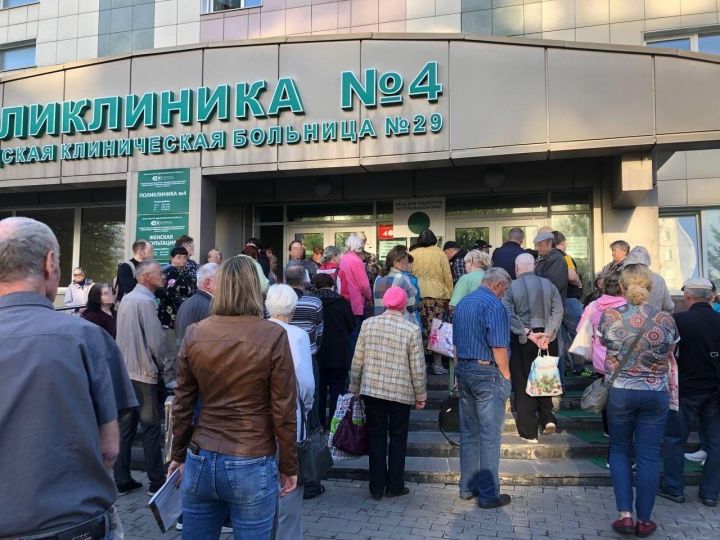 Десятки человек столпились в очереди на входе в поликлинику в Новокузнецке